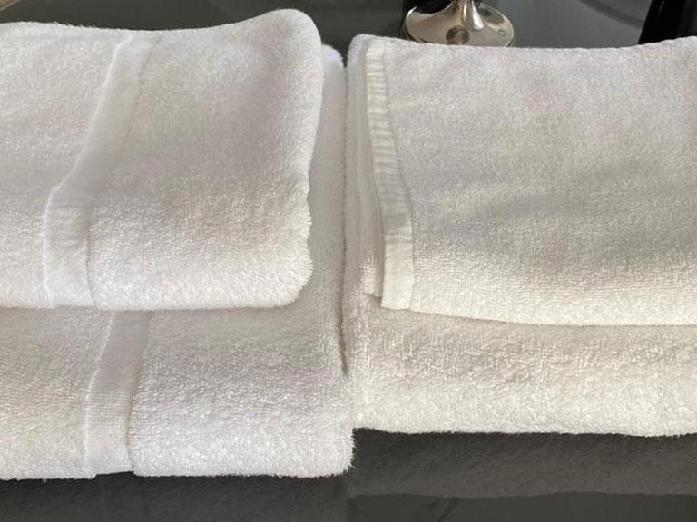 Ręczniki hotelowe na stoliku